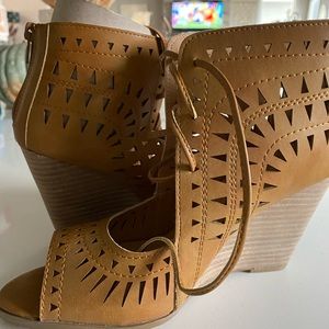 Perforated peep toe wedge